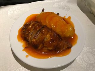 Pato frito con salsa naranja y ajo