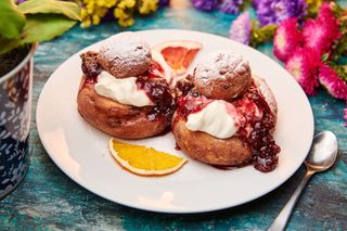 Papanași cu smântână si dulceață