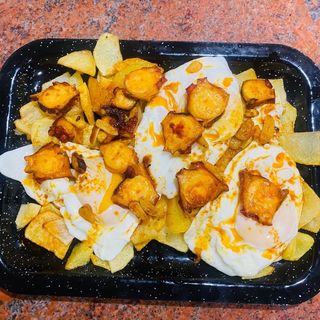 Huevos rotos con pulpo al ajillo