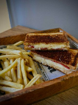 Сандвич с луканка и кашкавал