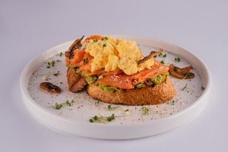 Авокадо с копченым лососем (160г)