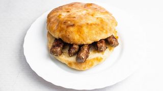 Lepinja sa pet ćevapa i kajmakom