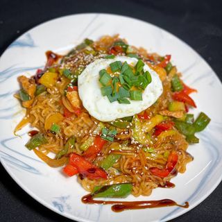 Жареный рамен с говядиной