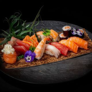 Sushi mix salmone