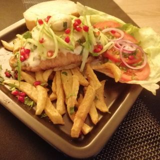 Pierś z kurczaka pod pierzynką serową z ananasem