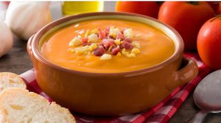 Salmorejo con guarnición (en temporada)