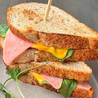 Мелт з шинкою, сиром і шпинатом