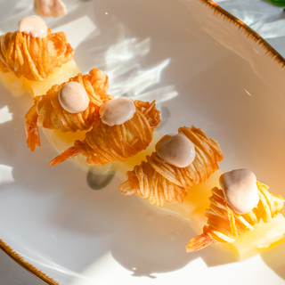 Langostino envuelto en hilo de patata con fruta (5ud)