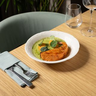 Somon cu sos verde și piure de cartofi dulci 