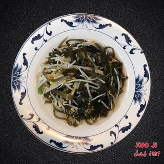 Alghe scure con germogli di soia