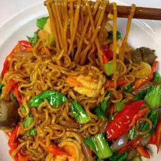 99. Yakisopa frito con gamba