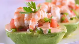 Aguacate Con Langostinos Y Salsa Rosa