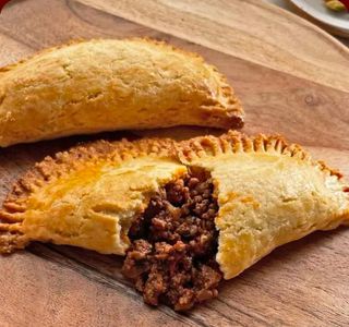 Menù empanada  carne mechada y queso