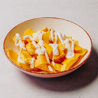 Domaći krompirići sa cheddar sirom i garlic mayo umakom