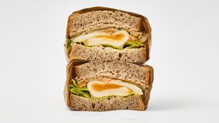 Kanapka z pastą z tuńczyka