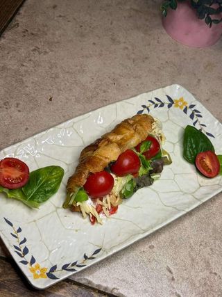 Kroasan sa ćuretinom 250 g + Kolač