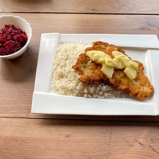 Kotlet schabowy 150g z ananasem i żółtym serem