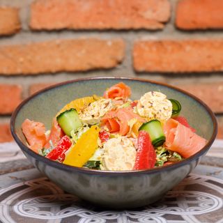 შებოლილი ორაგულის სალათი ციტრუსით