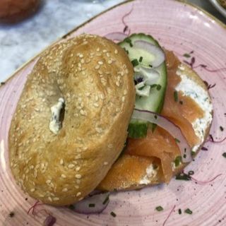 bagel con salmón ahumado