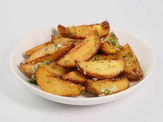 Картофельные дольки с чесноком
