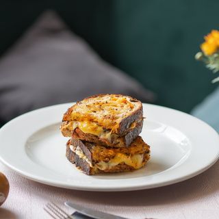 Мелт з рваною яловичиною, сиром моцарелла та пікантним соусом