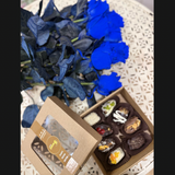 ხელნაკეთი შოკოლადი და ლურჯი ვარდები