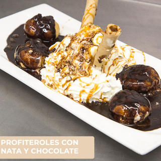 PROFITEROLES DE NATA con chocolate caliente