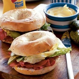 Bagel con pastrami di tacchino