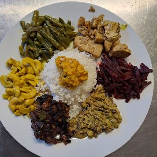 Piatto di riso con carne o verdure a scelta