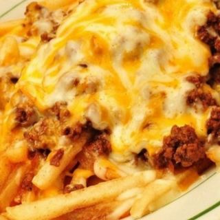 Patatas fritas con queso y carne