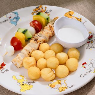 Шашлык из курицы и овощей/  Frigărui de pui și legume