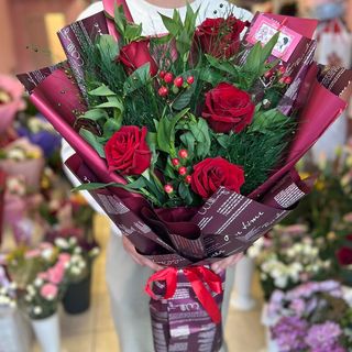 Букет с 5 бр. Червени рози и хиперикум #021