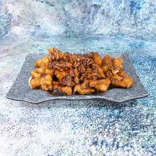 Pollo con Nueces Salsa de Ajo