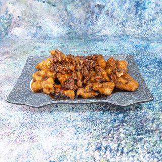 Pollo con Nueces Salsa de Ajo