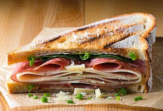 Toast con bresaola e scaglie di grana