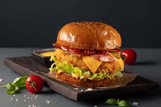 Бургер з курячими стріпсами та беконом