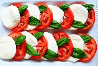 Paradajz sa mozzarelom bufala