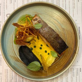 Łosoś z pieca z pistacjami