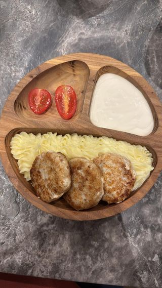 Д. Домашние куриные котлеты с картофельным пюре