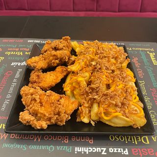 CRISPY Picant de Pui cu Cartofi prajiti cu sos Samourai si Ceapa prajita