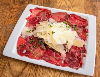 Di filetto di manzo con porcini, olio di tartufo bianco e parmiggiano