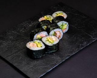 Futomaki de salmón a la grill (8 pzs.)