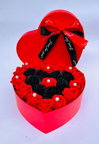 Aranjament flori sapun cutie rosie