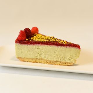 ფისტას ჩიზქეიქი ჟოლოს ზედსართით 1 ნაჭერი