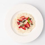 Каша рисовая с ягодами на кокосовом молоке