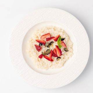 Каша рисовая с ягодами на кокосовом молоке