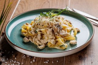 Фетучини с курицей и грибами (350г)