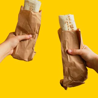 Баварська сосиска в лаваші 2 шт.