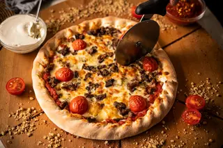 Meniu (Pizza mica+ Sos + Desert + Suc)