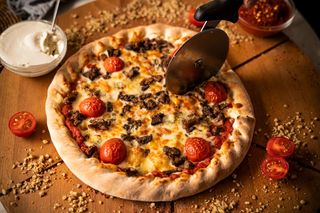 Meniu (Pizza mica+ Sos + Desert + Suc)